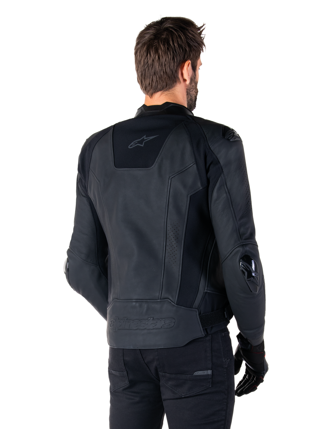 Alpinestars Missile V3 Leren Jas, zwart, achteraanzicht op model, premium racing sportjas met lederen constructie, voorzien van Alpinestars-merknaam in reliëf op de onderrug en TPU-elleboogsliders.