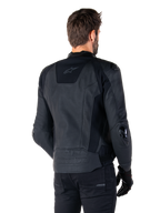 Alpinestars Missile V3 Leren Jas, zwart, achteraanzicht op model, premium racing sportjas met lederen constructie, voorzien van Alpinestars-merknaam in reliëf op de onderrug en TPU-elleboogsliders.