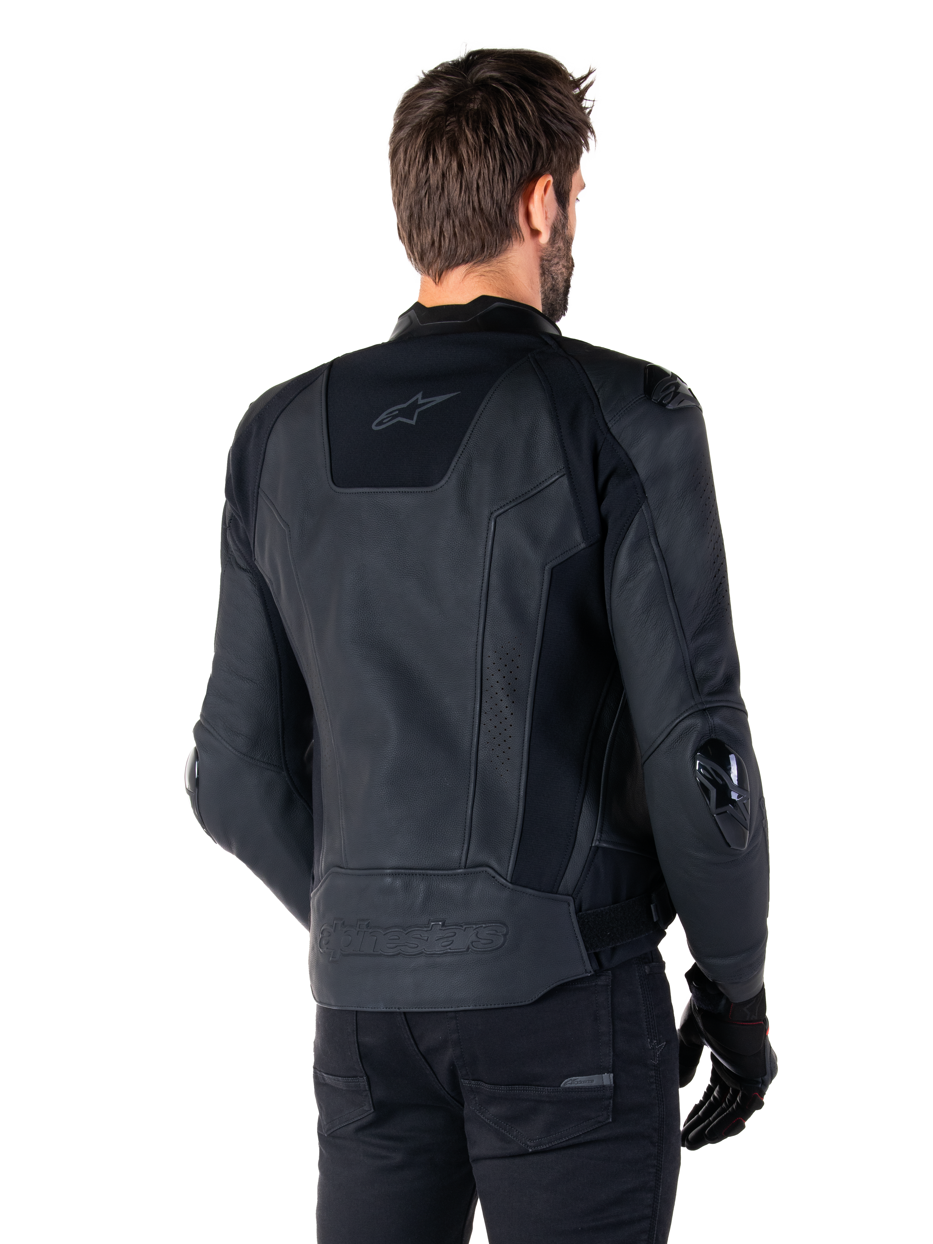 Alpinestars Missile V3 Leren Jas, zwart, achteraanzicht op model, premium racing sportjas met lederen constructie, voorzien van Alpinestars-merknaam in reliëf op de onderrug en TPU-elleboogsliders.