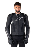 Alpinestars Missile V3 leren jas, zwart met witte logo's, gedragen door een model met zwarte motorhandschoenen, premium lederen motorracingjas met geperforeerde ventilatiepanelen en technische rijkenmerken
