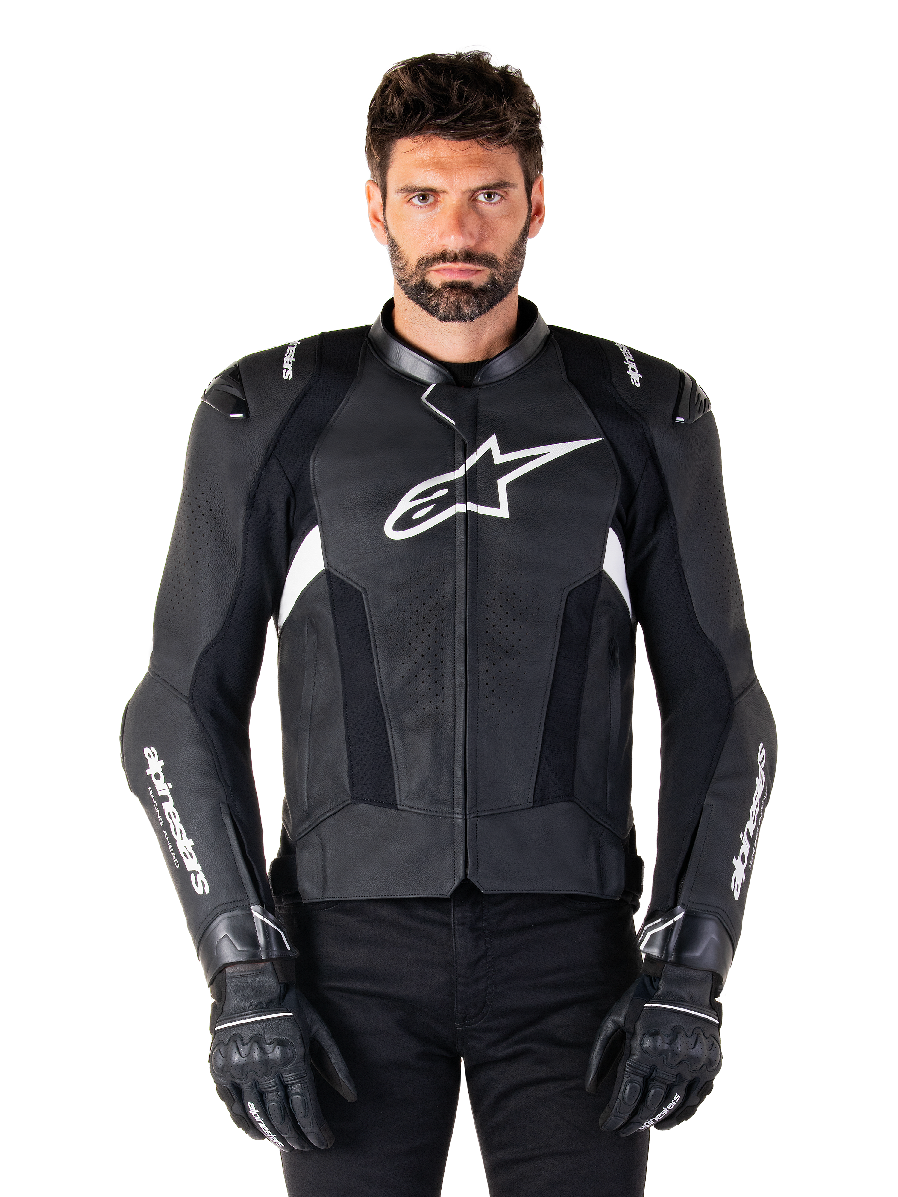 Alpinestars Missile V3 leren jas, zwart met witte logo's, gedragen door een model met zwarte motorhandschoenen, premium lederen motorracingjas met geperforeerde ventilatiepanelen en technische rijkenmerken