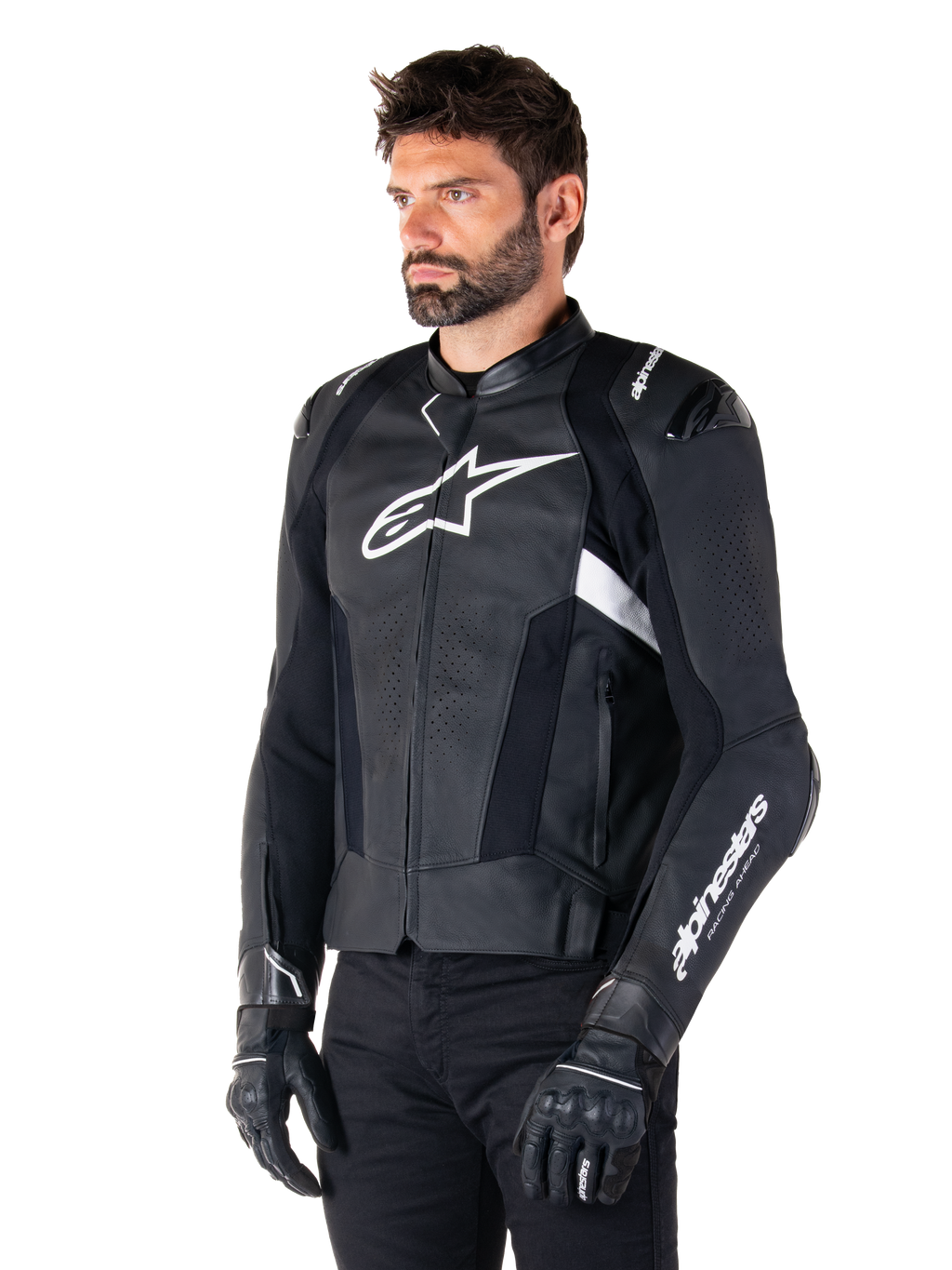 Alpinestars Missile V3 leren jas, zwart en wit, gedragen door een man met zwarte motorhandschoenen, voorzien van een opvallend wit Alpinestars-logo op de borst, externe schoudersliders en geperforeerde panelen voor een racing-geïnspireerde look