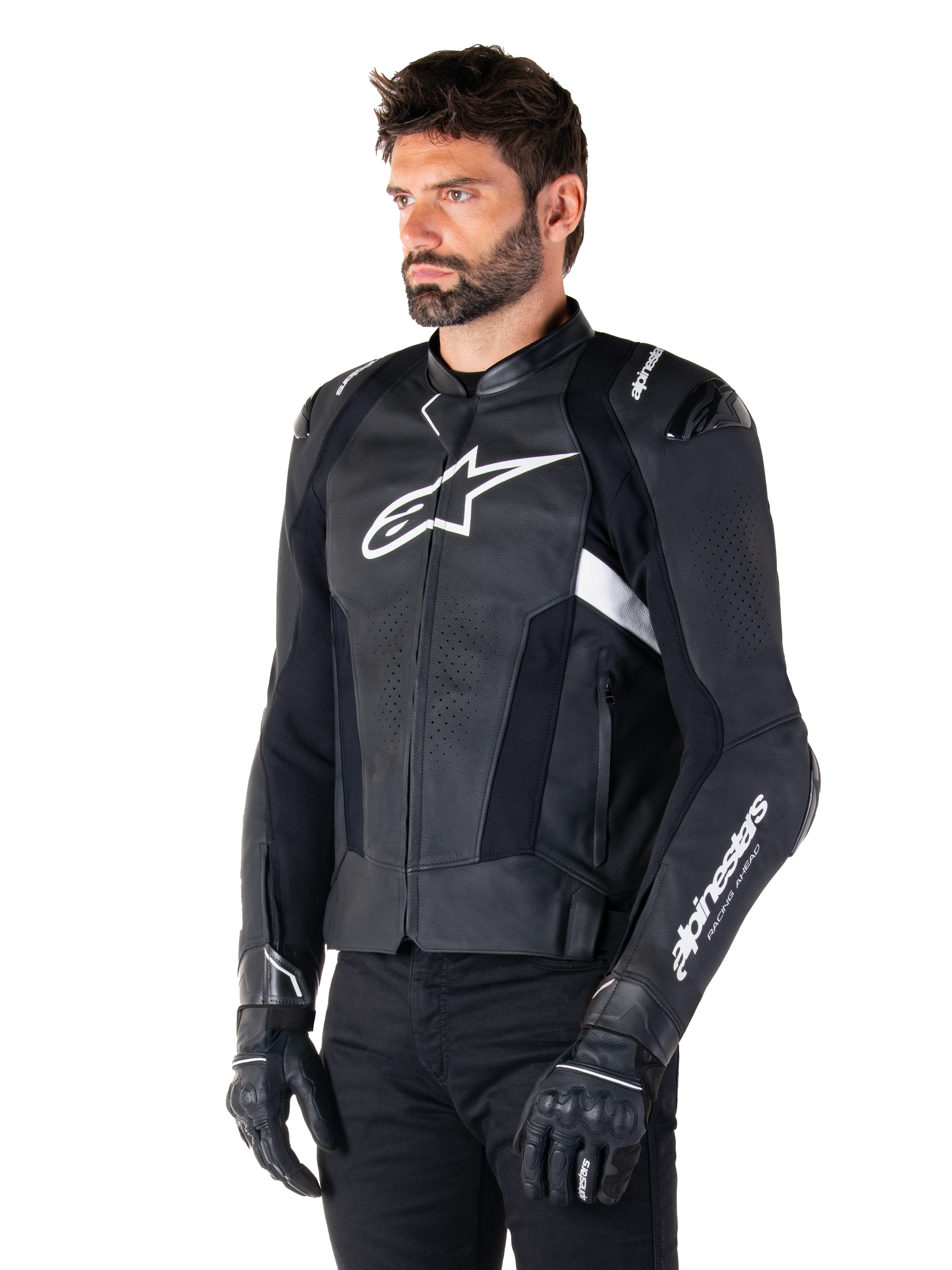 Alpinestars Missile V3 leren jas, zwart en wit, gedragen door een man met zwarte motorhandschoenen, voorzien van een opvallend wit Alpinestars-logo op de borst, externe schoudersliders en geperforeerde panelen voor een racing-geïnspireerde look