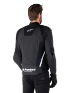 Alpinestars Missile V3 Leren Jas, achteraanzicht, zwart en wit, met het Alpinestars ster-logo op de bovenrug en woordmerk op de onderrug, beschermende sliders op ellebogen en schouders, premium lederen race-uitrusting