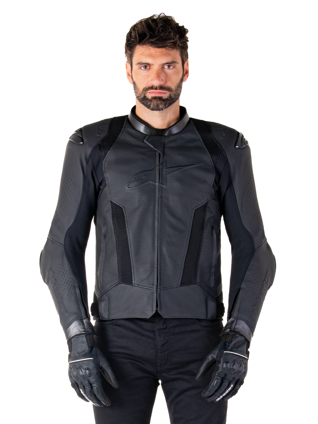 Alpinestars Missile V3 Airflow leren motorjas, zwart, motorracejas, gedragen door een model met zwarte handschoenen en broek, voorzien van geperforeerde leren panelen, mesh ventilatie en externe schouderbeschermers, hoogwaardige leren constructie voor sportief rijden