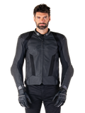 Alpinestars Missile V3 Airflow leren motorjas, zwart, motorracejas, gedragen door een model met zwarte handschoenen en broek, voorzien van geperforeerde leren panelen, mesh ventilatie en externe schouderbeschermers, hoogwaardige leren constructie voor sportief rijden