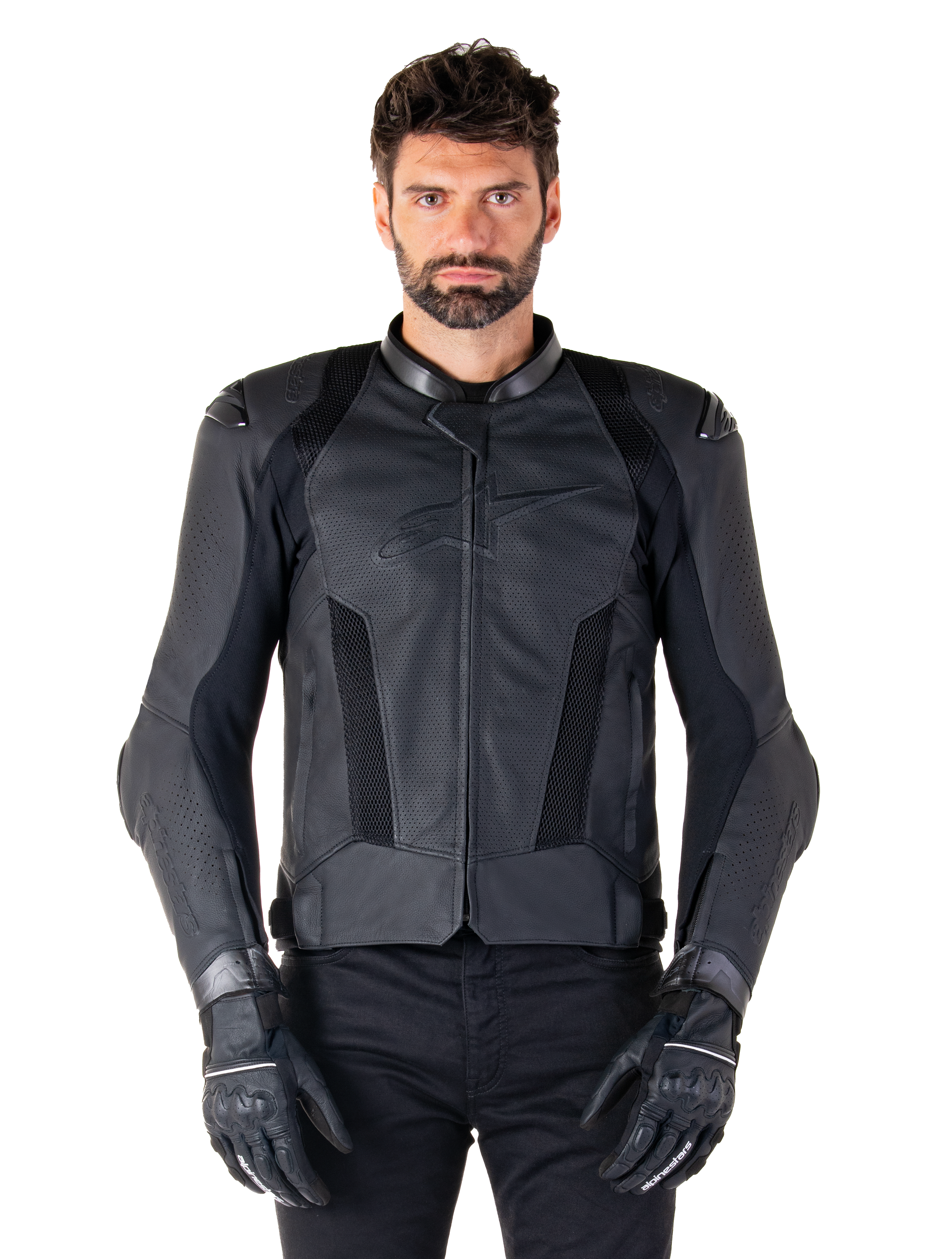 Alpinestars Missile V3 Airflow leren motorjas, zwart, motorracejas, gedragen door een model met zwarte handschoenen en broek, voorzien van geperforeerde leren panelen, mesh ventilatie en externe schouderbeschermers, hoogwaardige leren constructie voor sportief rijden