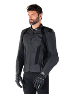 Alpinestars Missile V3 Airflow Leren Jas, Black Black, gedragen door een man met zwarte motorhandschoenen en broek, voorzien van uitgebreide geperforeerde lederen panelen, DFS-schouderprotectoren en een stroomlijnd race-fit ontwerp