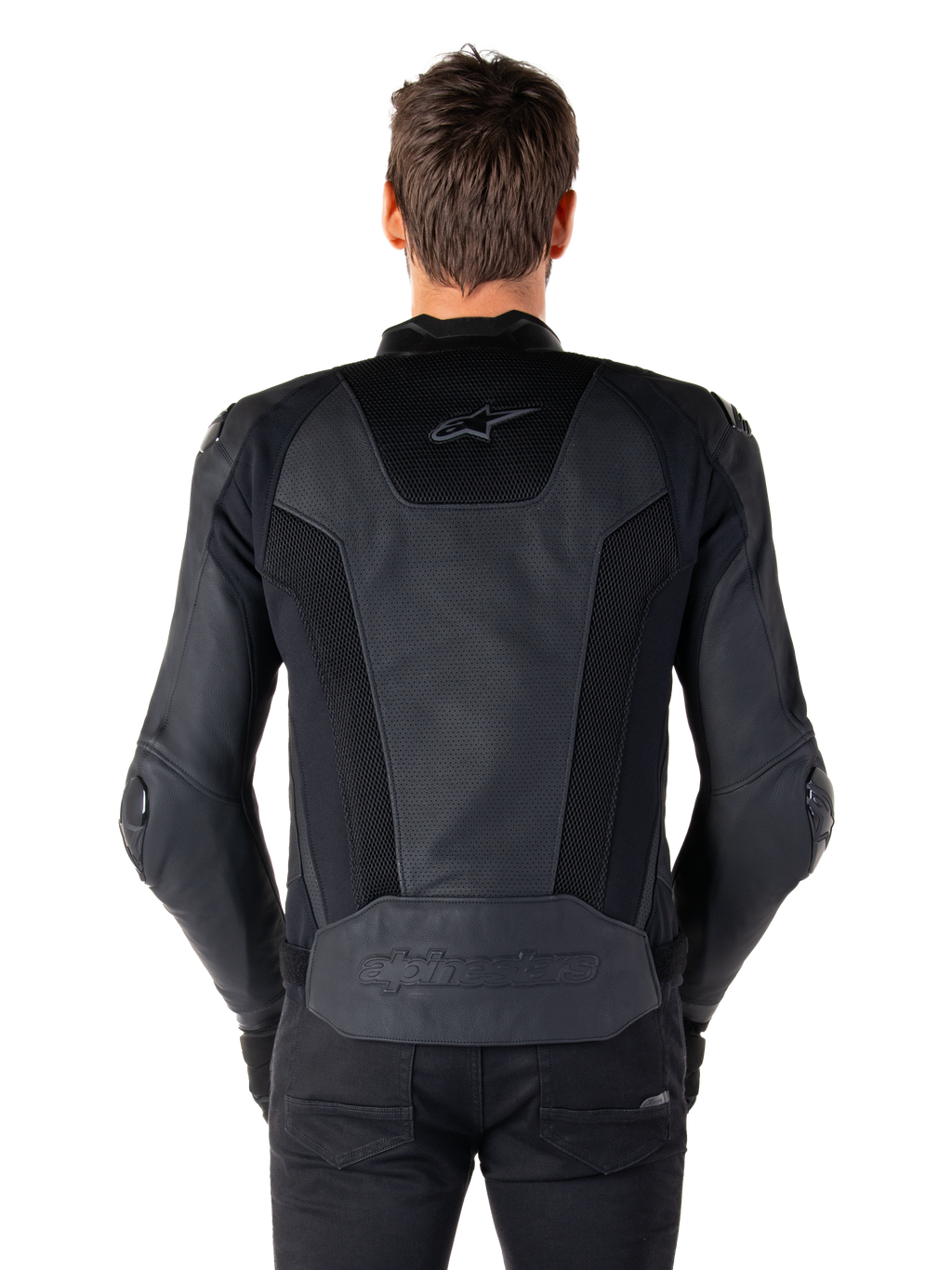 Alpinestars Missile V3 Airflow Leren Jas, achteraanzicht, zwart, model draagt jas met uitgebreide geperforeerde panelen en mesh inzetten op de rug voor ventilatie, reliëf logo op de onderrug