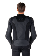 Alpinestars Missile V3 Airflow Leren Jas, achteraanzicht, zwart, model draagt jas met uitgebreide geperforeerde panelen en mesh inzetten op de rug voor ventilatie, reliëf logo op de onderrug