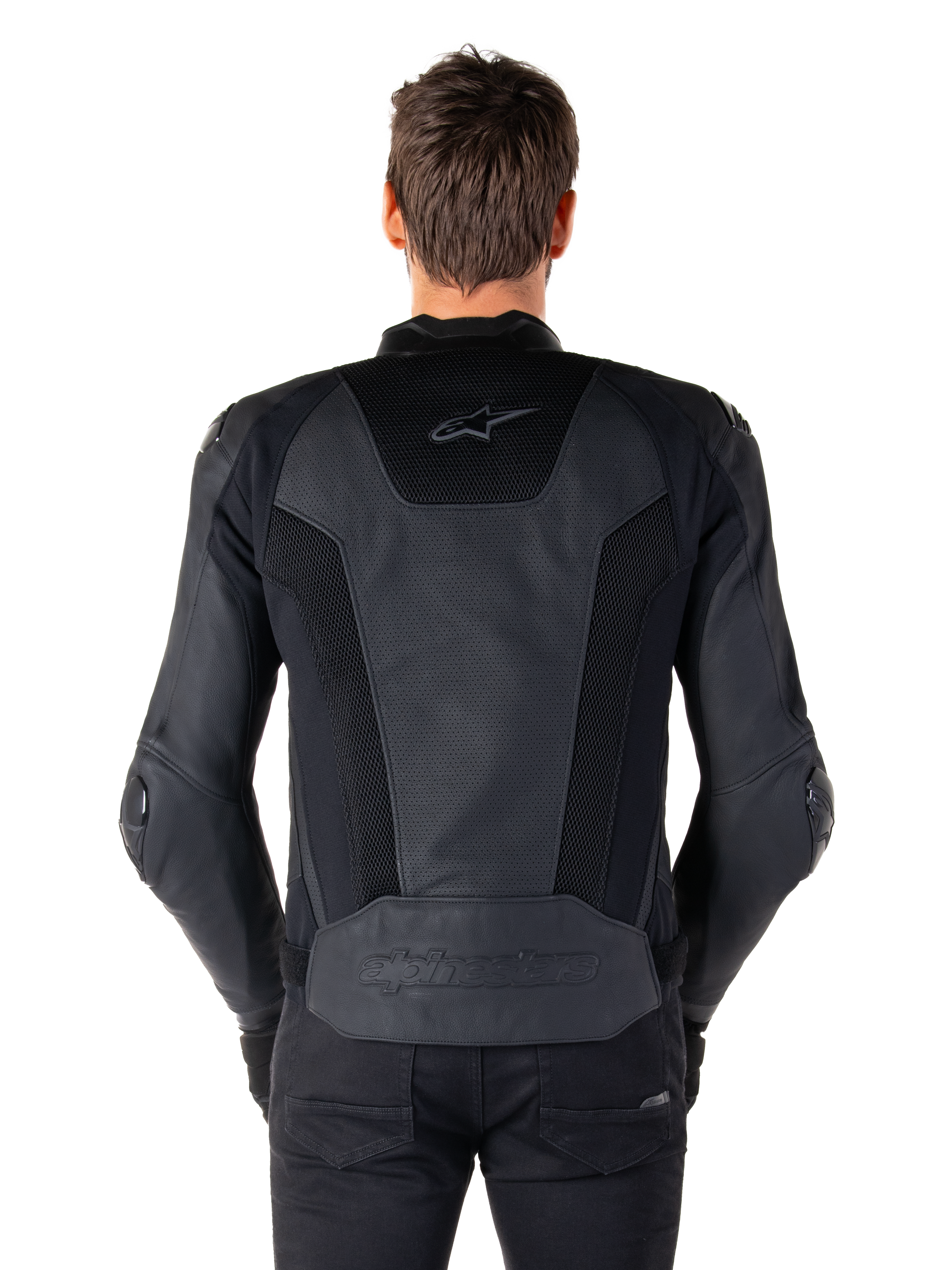 Alpinestars Missile V3 Airflow Leren Jas, achteraanzicht, zwart, model draagt jas met uitgebreide geperforeerde panelen en mesh inzetten op de rug voor ventilatie, reliëf logo op de onderrug