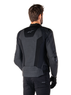 Alpinestars Missile V3 Airflow Leren Jas, zwart, achteraanzicht op model, met geperforeerd leer en mesh-panelen voor ventilatie, externe TPU-beschermers op de schouders en ellebogen, strak race-geïnspireerd ontwerp
