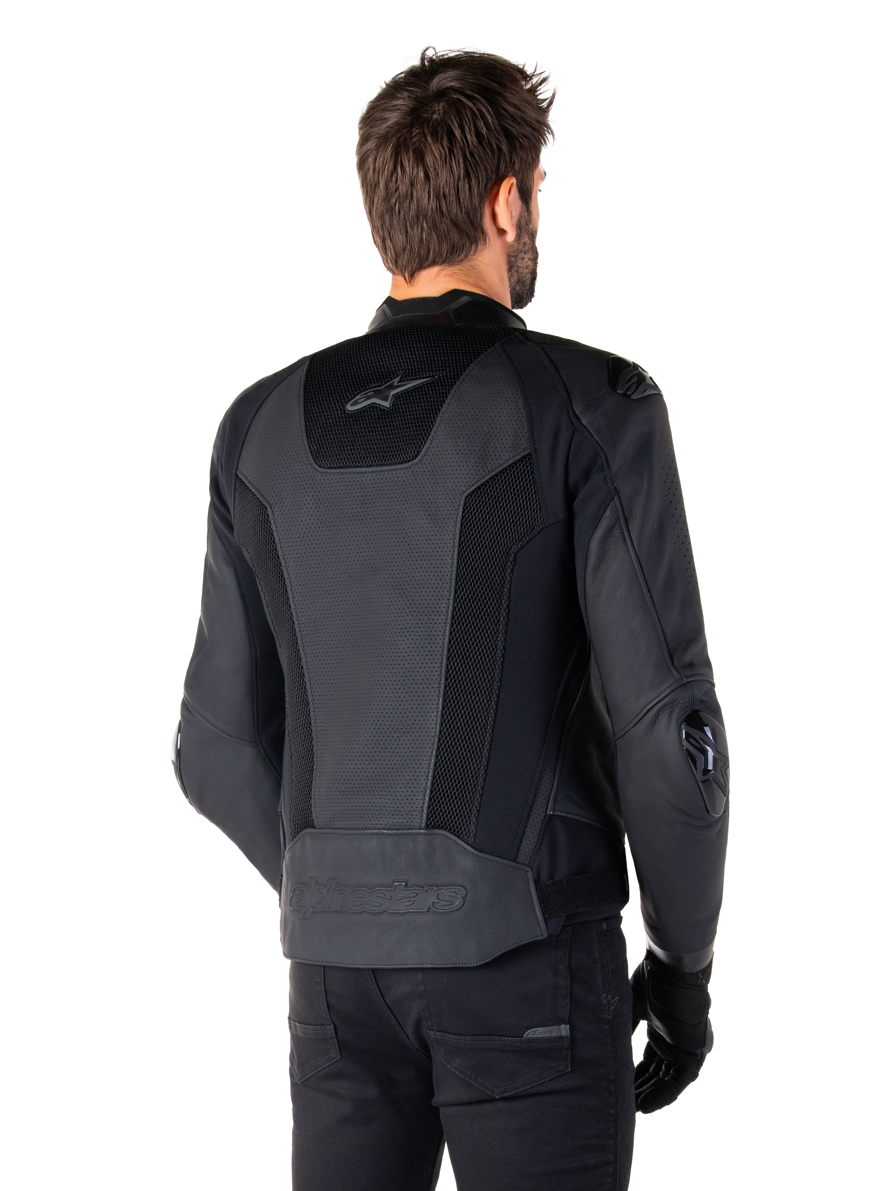 Alpinestars Missile V3 Airflow Leren Jas, zwart, achteraanzicht op model, met geperforeerd leer en mesh-panelen voor ventilatie, externe TPU-beschermers op de schouders en ellebogen, strak race-geïnspireerd ontwerp