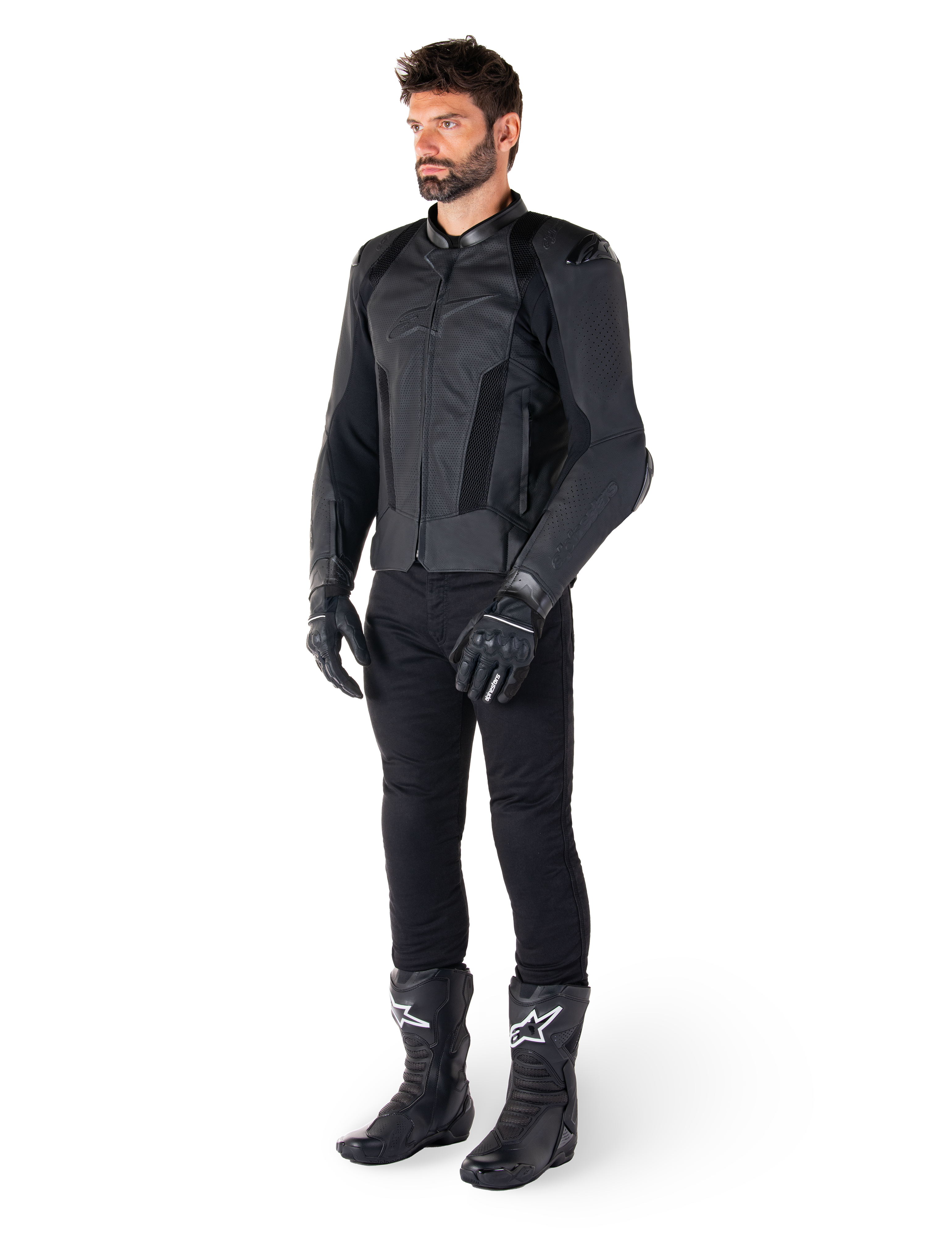 Alpinestars Missile V3 Airflow Leren Jas, zwart, gedragen door een rijder met bijpassende zwarte broek, handschoenen en laarzen, voorzien van geperforeerd rundleer voor maximale ventilatie en DFS-schouderprotectie, premium sport-motoruitrusting