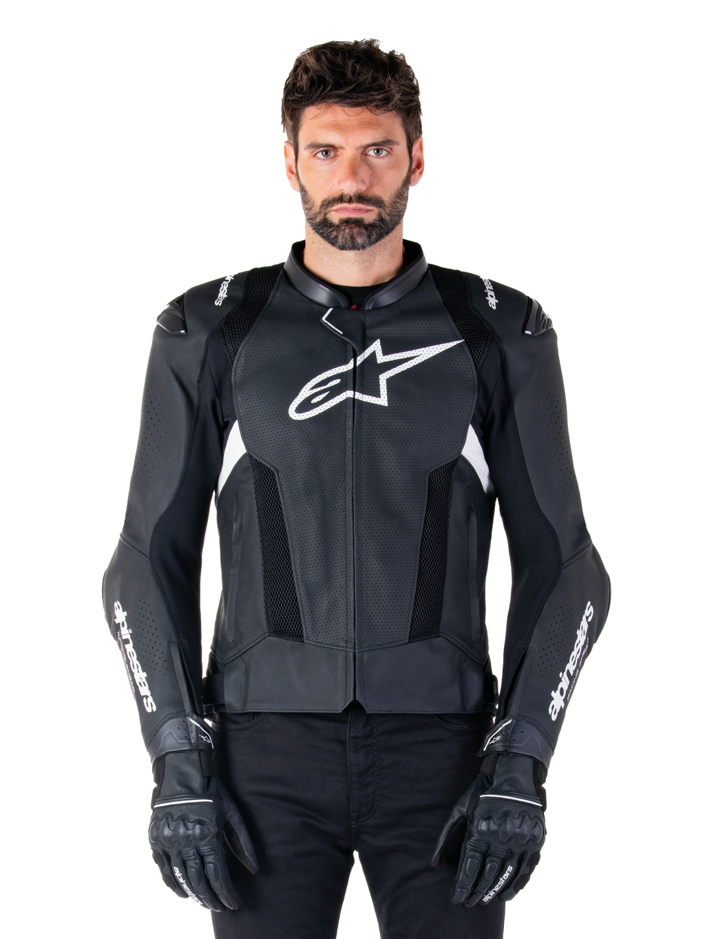 Alpinestars Missile V3 Airflow leren motorjas, zwart en wit, motorracejas met geperforeerde lederen ventilatiepanelen, groot wit sterlogo op de borst, gedragen met bijpassende handschoenen, sportief beschermend ontwerp