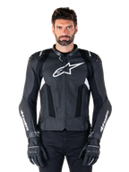 Alpinestars Missile V3 Airflow leren motorjas, zwart en wit, motorracejas met geperforeerde lederen ventilatiepanelen, groot wit sterlogo op de borst, gedragen met bijpassende handschoenen, sportief beschermend ontwerp