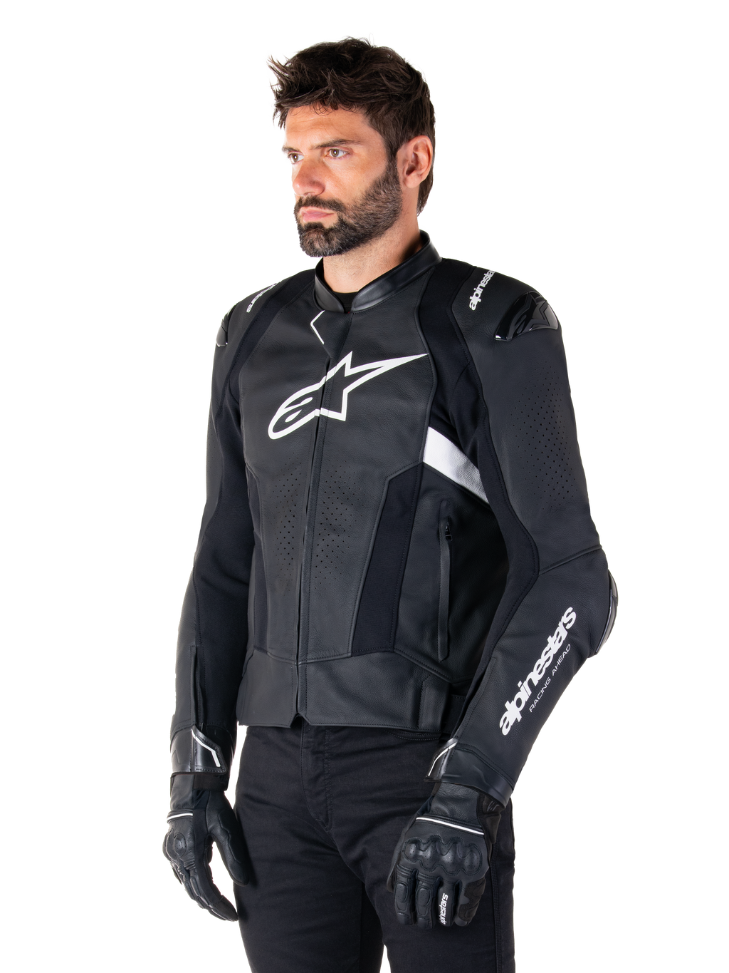 Man die de Alpinestars Missile V3 Airflow leren jas draagt, zwart-witte motorjas, premium geperforeerd leer voor luchtstroom, wit Alpinestars-logo op de borst en mouw, op racen geïnspireerde sportieve pasvorm, gedragen met zwarte handschoenen en broek.