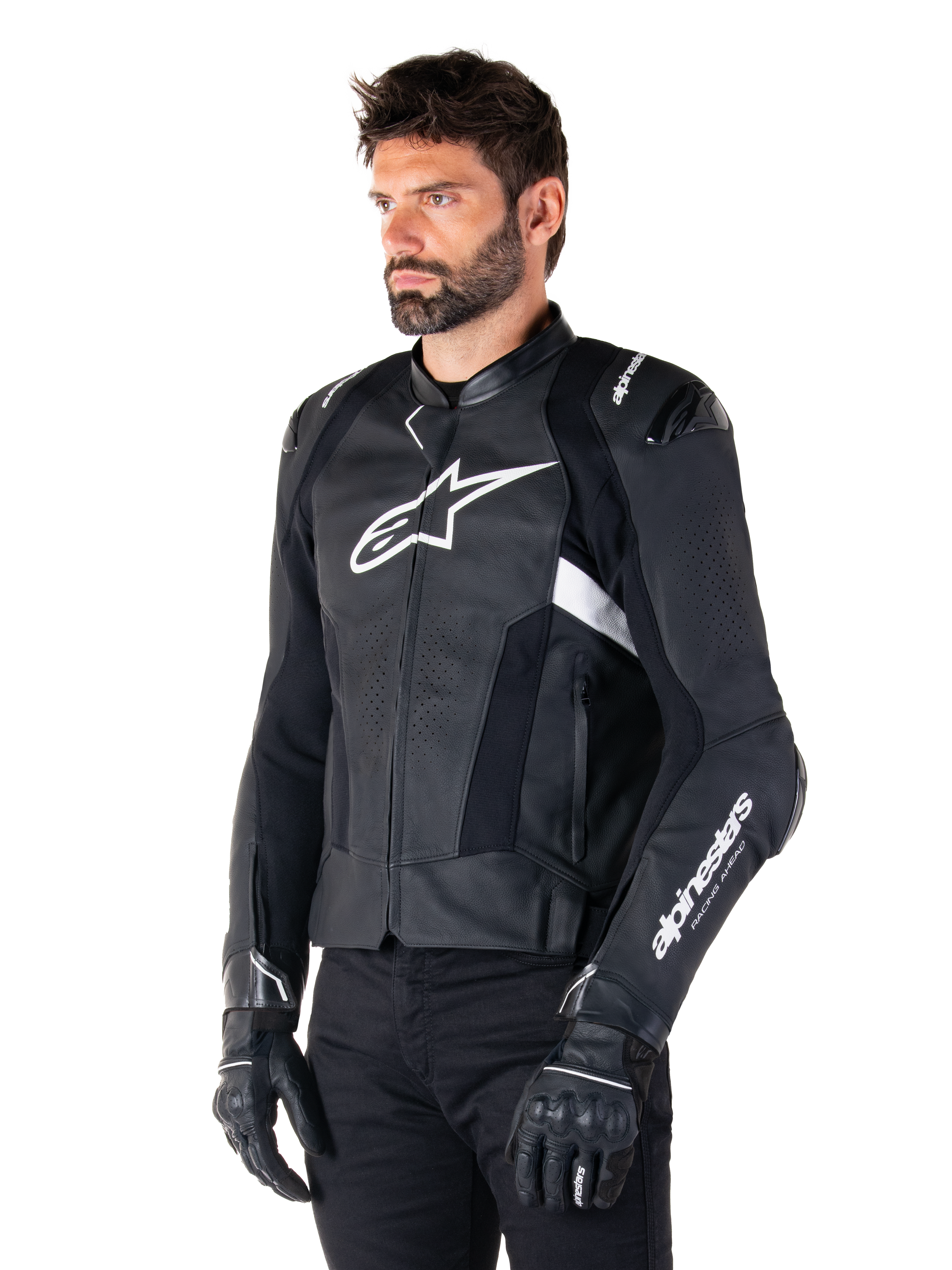Man die de Alpinestars Missile V3 Airflow leren jas draagt, zwart-witte motorjas, premium geperforeerd leer voor luchtstroom, wit Alpinestars-logo op de borst en mouw, op racen geïnspireerde sportieve pasvorm, gedragen met zwarte handschoenen en broek.