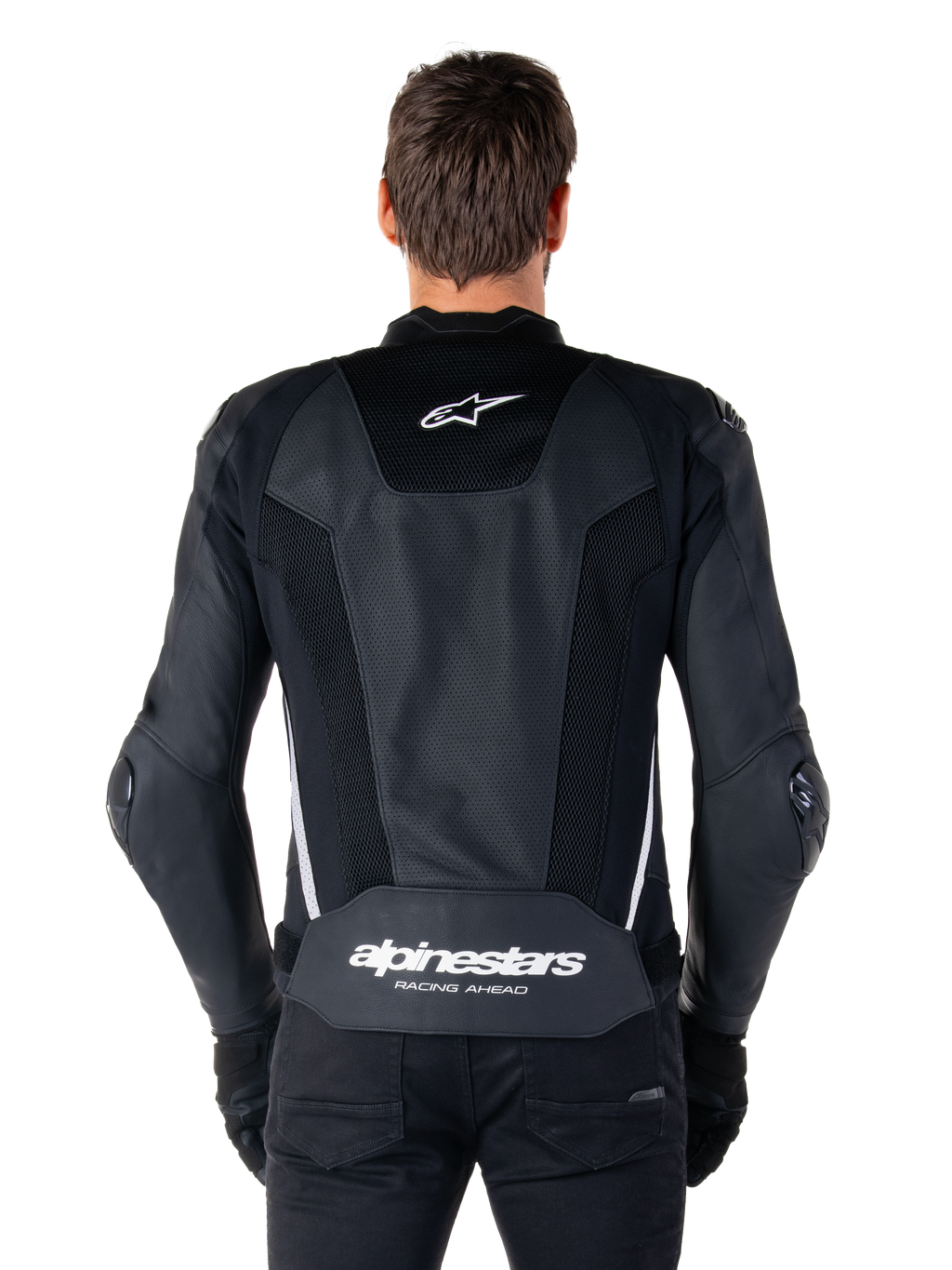 Alpinestars Missile V3 Airflow Leren Jas, zwart en wit, achteraanzicht gedragen door een rijder, met uitgebreide geperforeerde leren panelen, witte zij-accenten, Alpinestars sterlogo op de bovenrug en 'alpinestars RACING AHEAD' branding op de onderrug.