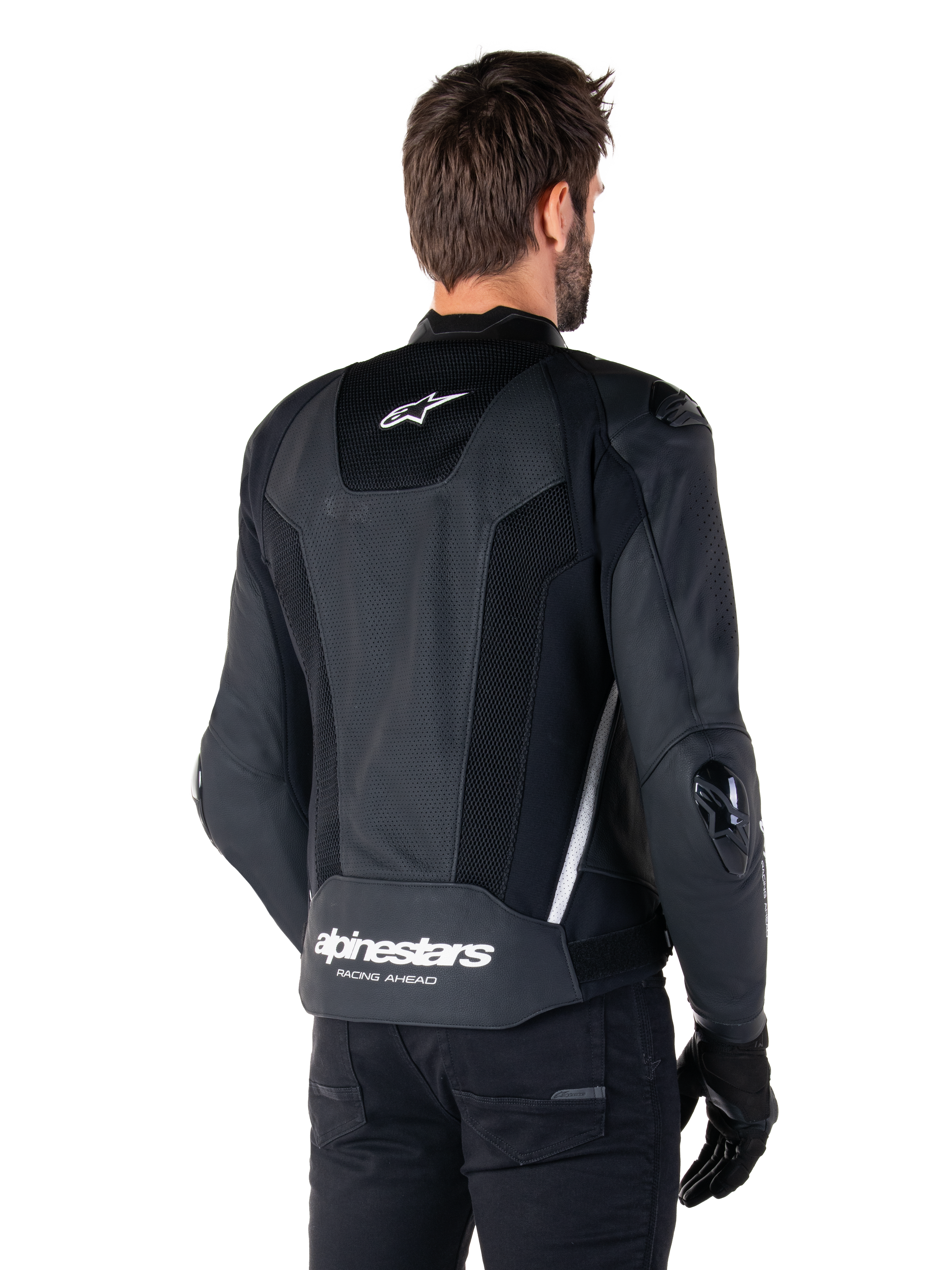 Alpinestars Missile V3 Airflow Leren Jas, zwart en wit, achteraanzicht met geperforeerd leer en mesh-panelen voor maximale ventilatie, witte Alpinestars-branding op de onderrug en sterlogo in de nek, gedragen met zwarte rijuitrusting, premium racing sportontwerp