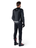Alpinestars Missile V3 Airflow leren jas, zwart en wit, achteraanzicht gedragen met zwarte technische broek en racelaarzen, met geperforeerde leren rugpanelen en opvallende Alpinestars-branding op de onderrug
