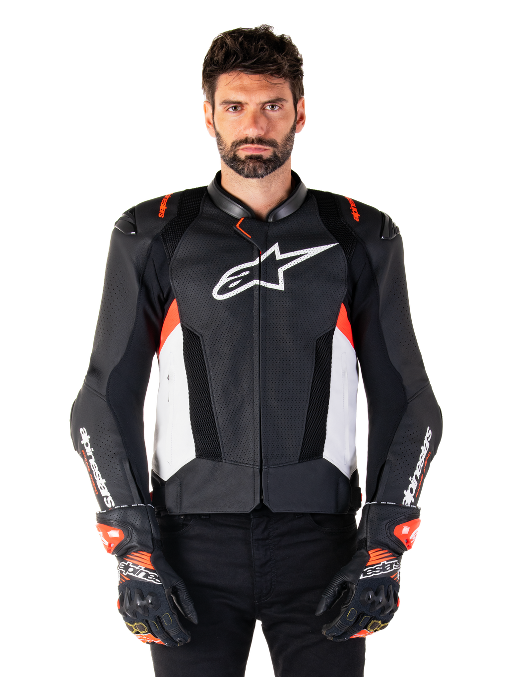 Alpinestars Missile V3 Airflow leren jas, motorracingjas, zwart en wit met Red Fluo accenten, geperforeerde ventilatiepanelen, wit sterlogo op de borst, gedragen met zwart-rode handschoenen, premium leren constructie