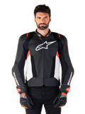 Alpinestars Missile V3 Airflow leren jas, motorracingjas, zwart en wit met Red Fluo accenten, geperforeerde ventilatiepanelen, wit sterlogo op de borst, gedragen met zwart-rode handschoenen, premium leren constructie