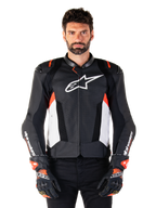Alpinestars Missile V3 Airflow leren jas, motorracingjas, zwart en wit met Red Fluo accenten, geperforeerde ventilatiepanelen, wit sterlogo op de borst, gedragen met zwart-rode handschoenen, premium leren constructie