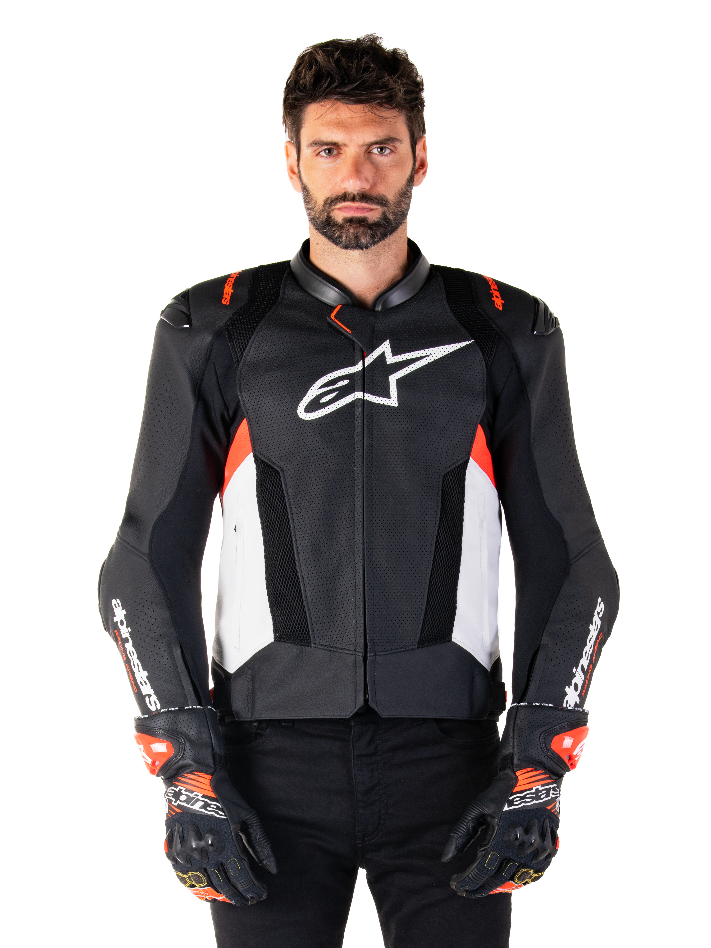 Alpinestars Missile V3 Airflow leren jas, motorracingjas, zwart en wit met Red Fluo accenten, geperforeerde ventilatiepanelen, wit sterlogo op de borst, gedragen met zwart-rode handschoenen, premium leren constructie