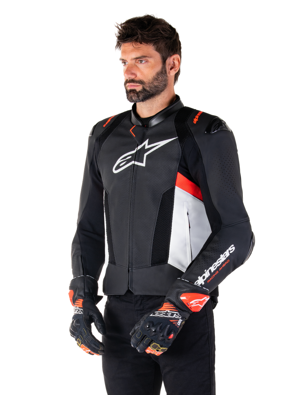 Alpinestars Missile V3 Airflow leren jas, zwart, wit en fluo rood, racing sport motorjas, gedragen door een model met bijpassende handschoenen, voorzien van geperforeerde leren panelen, een groot wit logo op de borst en zwarte schoudersliders.