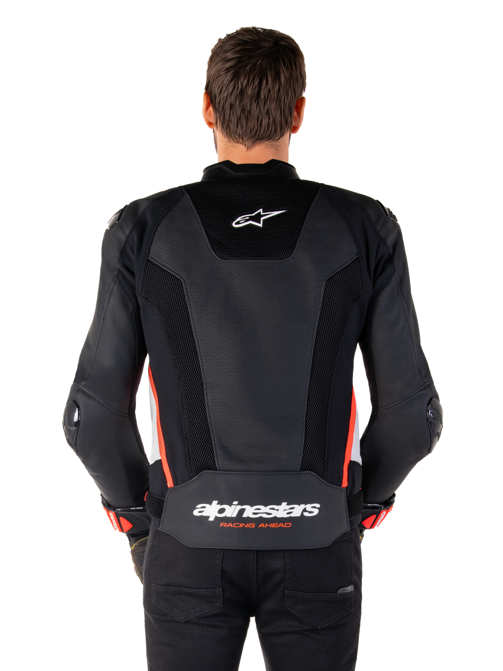 Achteraanzicht van een persoon die de Alpinestars Missile V3 Airflow Leather Jacket in Black White Red Fluo draagt, voorzien van uitgebreide geperforeerde lederen panelen voor ventilatie, een klein Alpinestars-logo op de bovenrug en opvallende 'alpinestars RACING AHEAD' branding aan de onderkant van de rug.