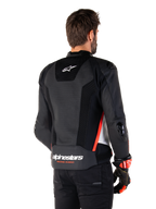 Alpinestars Missile V3 Airflow Leren Jas, achteraanzicht, zwart wit en rood fluo, met uitgebreide perforaties voor koeling, externe DFS-sliders op schouders en ellebogen, en Alpinestars-logo op de onderrug.