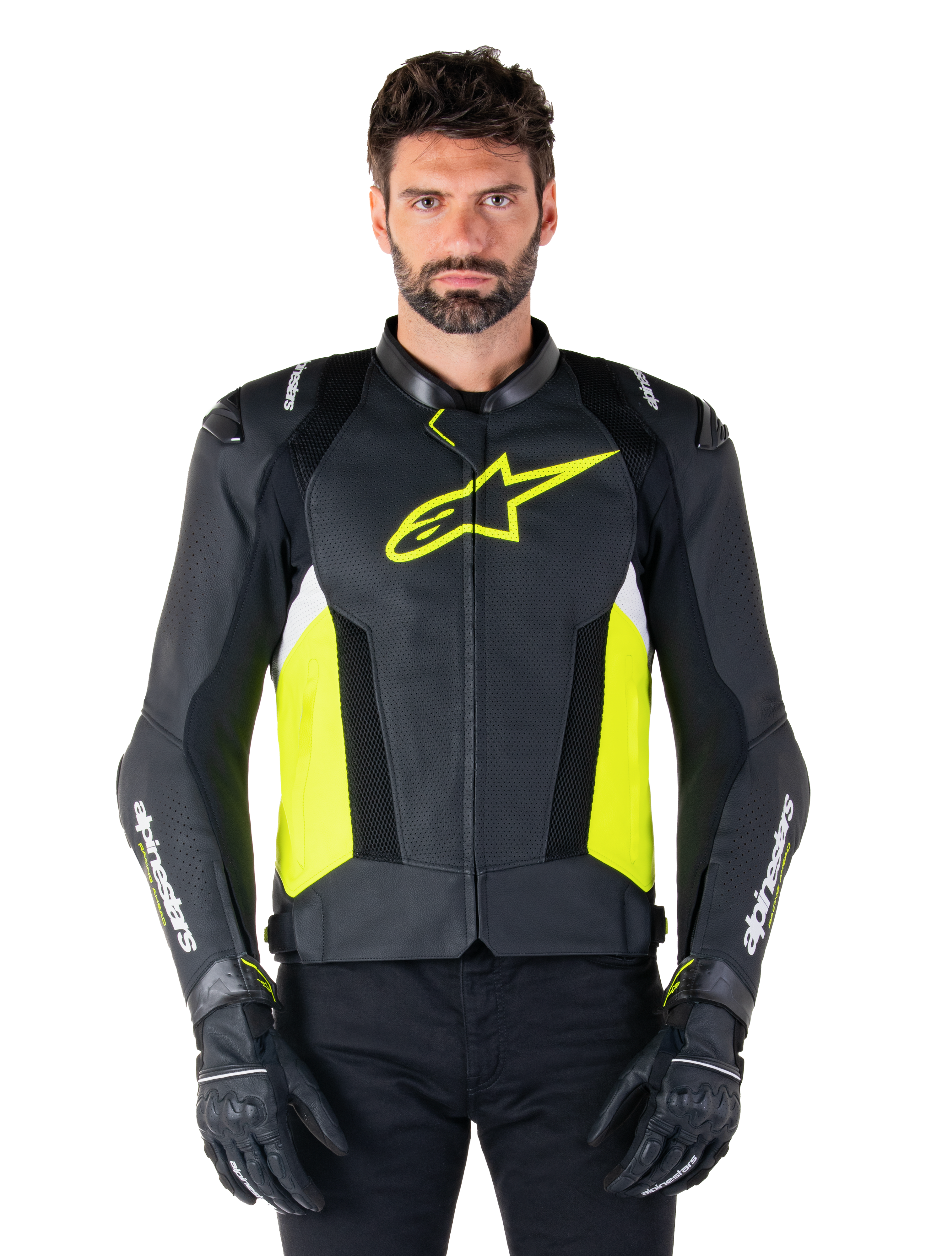 Alpinestars Missile V3 Airflow leren jas, sportieve motorjas, zwart, fluoriserend geel en wit, gedragen door een model met zwarte motorhandschoenen, voorzien van geperforeerd leer op de borst, een opvallend fluorgeel logo en witte merkdetails op de mouwen