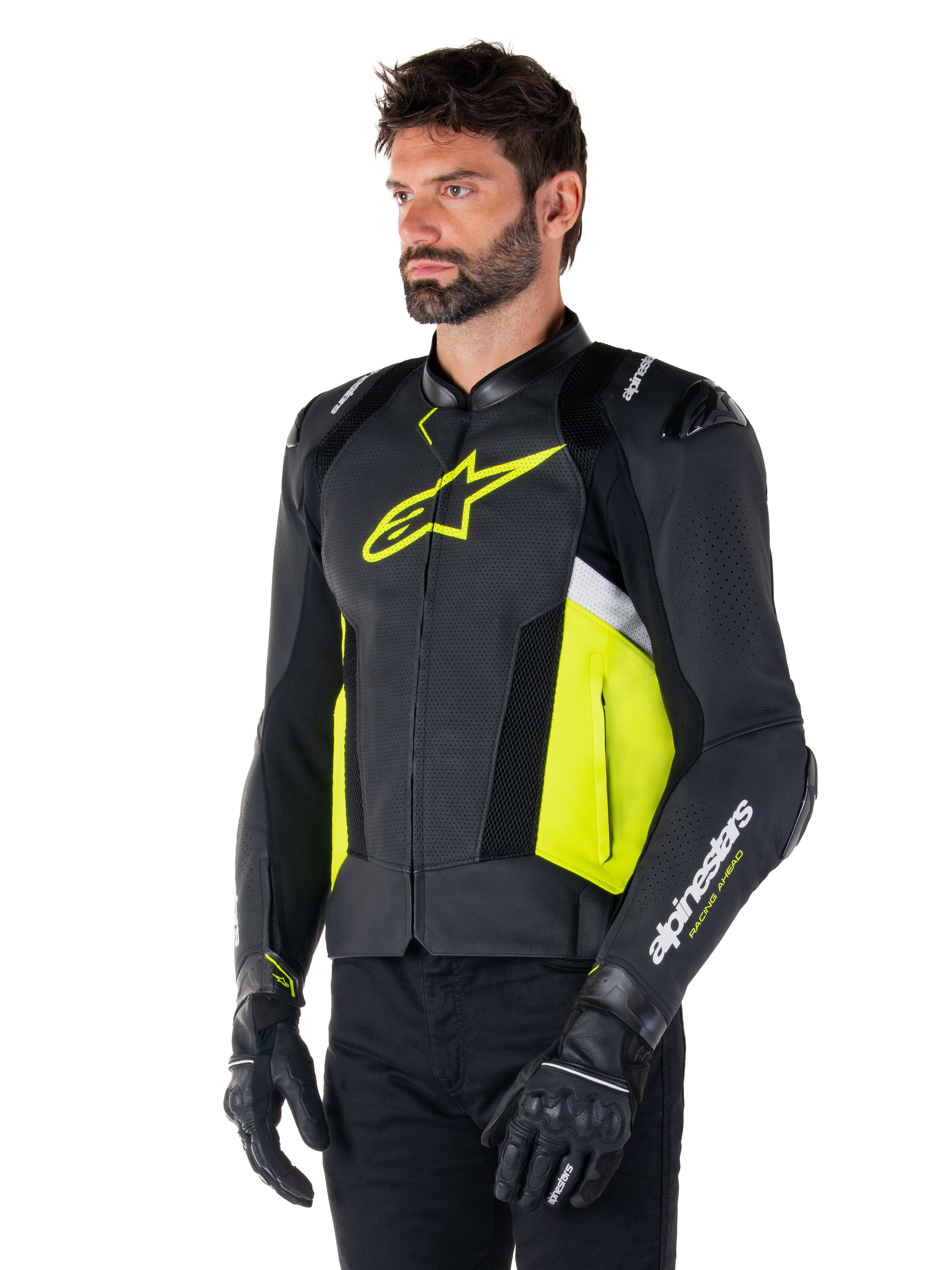 Mannelijk model draagt Alpinestars Missile V3 Airflow leren jas, zwart met Yellow Fluo en witte accenten, voorzien van geperforeerd leer voor maximale ventilatie, opvallend geel logo op de borst, gecombineerd met zwarte handschoenen en broek, sportieve motoruitrusting