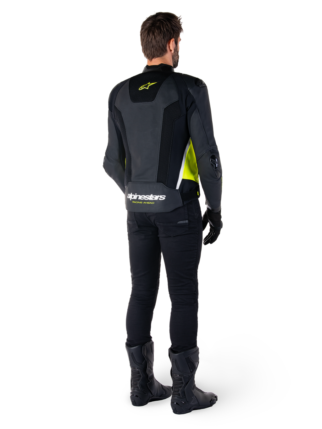 Alpinestars Missile V3 Airflow leren jas, zwart, fluogeel en wit, achteraanzicht op de rijder, voorzien van geperforeerde lederen rugpanelen, geel Alpinestars-logo en witte accenten, gedragen met zwarte motorbroek en laarzen