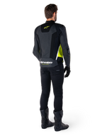 Alpinestars Missile V3 Airflow leren jas, zwart, fluogeel en wit, achteraanzicht op de rijder, voorzien van geperforeerde lederen rugpanelen, geel Alpinestars-logo en witte accenten, gedragen met zwarte motorbroek en laarzen