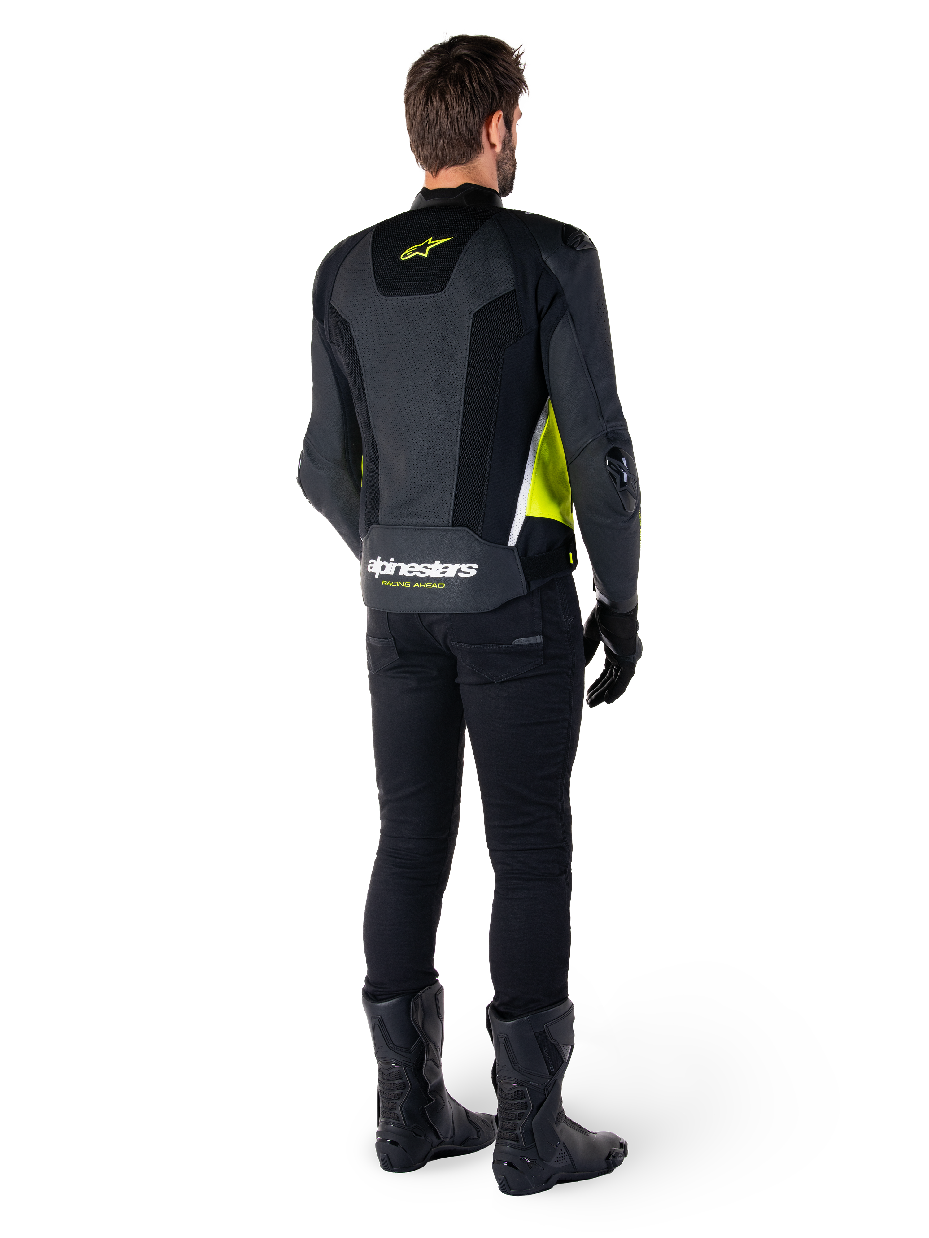 Alpinestars Missile V3 Airflow leren jas, zwart, fluogeel en wit, achteraanzicht op de rijder, voorzien van geperforeerde lederen rugpanelen, geel Alpinestars-logo en witte accenten, gedragen met zwarte motorbroek en laarzen