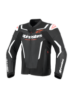 Alpinestars GP Force V2 Leren Jas, sportieve motorjas, zwart en wit, met opvallende witte Alpinestars-branding op de borst en mouwen, rode ster-logo's en externe schoudersliders, professioneel race-geïnspireerd lederen ontwerp.