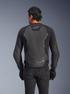 Alpinestars GP Force V2 lederen jas, zwart, achteraanzicht van een man die de jas draagt met zwarte handschoenen en jeans, voorzien van grote lederen beschermingspanelen op de rug, Alpinestars-logo op de bovenrug en reliëfopdruk bij de taille, sportieve motorkleding