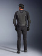 Alpinestars GP Force V2 Leren Jas, zwart, achteraanzicht, premium sportmotorjas met leer-textielconstructie, gedragen met zwarte motorjeans en handschoenen, voorzien van beschermende schouderpanelen en merkdetails