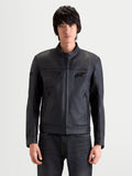 Alpinestars Maver X leren jas, urban motorjas voor heren in zwart, vooraanzicht op model met premium rundleer constructie en stretchinzetstukken