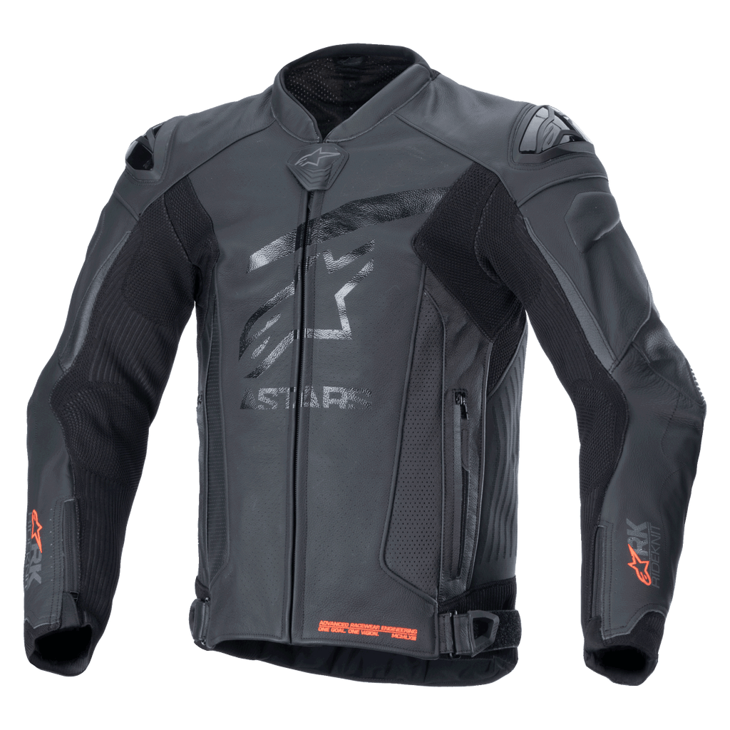 Alpinestars GP Plus R V4 Rideknit leren jas, zwart, professionele motorracejas, tonaal sterlogo op de borst, rode Rideknit-accenten op de manchetten en onderste zoom, geperforeerde ventilatiepanelen, DFS schoudersliders, premium leren constructie met geïntegreerde RIDEKNIT-technologie