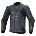 Alpinestars GP Plus R V4 Rideknit leren jas, zwart, professionele motorracejas, tonaal sterlogo op de borst, rode Rideknit-accenten op de manchetten en onderste zoom, geperforeerde ventilatiepanelen, DFS schoudersliders, premium leren constructie met geïntegreerde RIDEKNIT-technologie