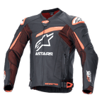 Alpinestars GP Plus R V4 Rideknit Leather Jacket, zwarte en oranje motorracejas met witte logo's, geperforeerde borst en mouwen, oranje schouderaccenten, ritssluiting aan de voorzijde met verstelbare taillebanden, duurzaam sportief ontwerp
