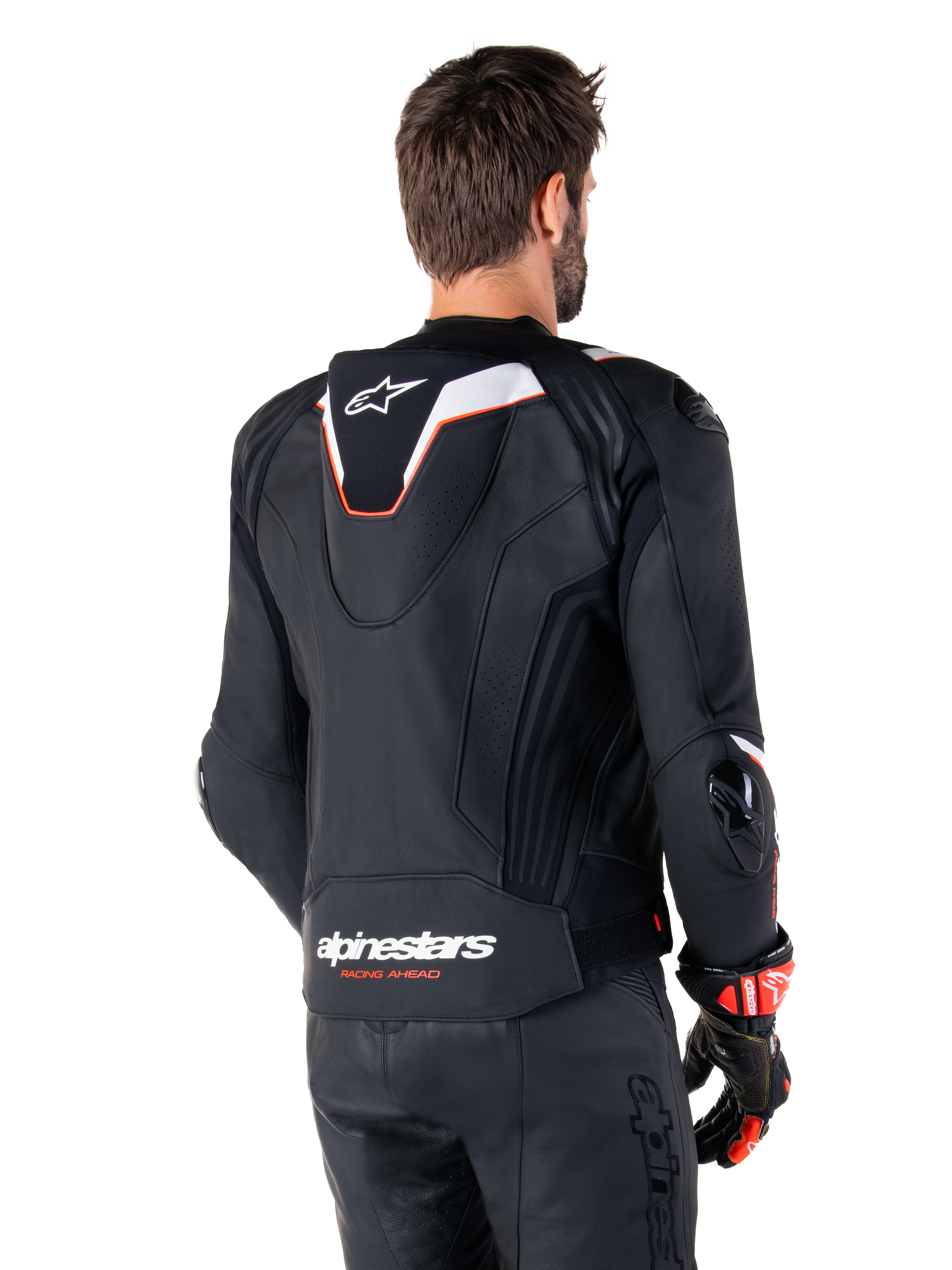 Alpinestars Missile V3 Ignition Leren Jas, achteraanzicht, zwart met witte en rode accenten, voorzien van een slanke sport Aero-hump en Alpinestars-branding, gedragen met bijpassende leren broek en racehandschoenen