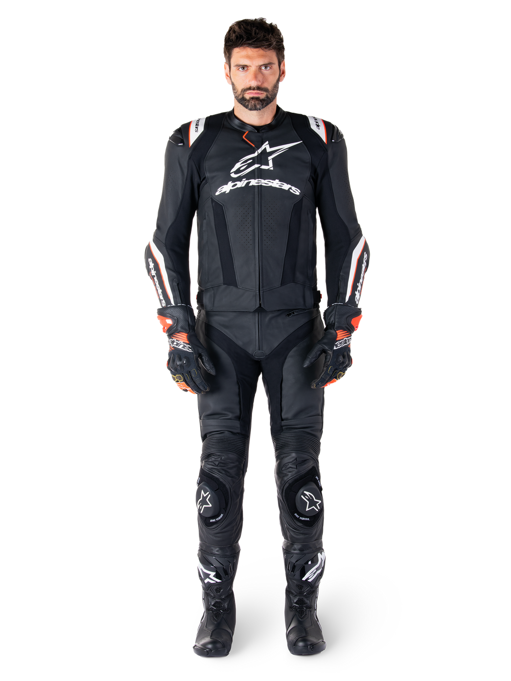 Mannelijke motorrijder draagt de Alpinestars Missile V3 Ignition leren jas in het zwart, gecombineerd met een bijpassende leren broek, handschoenen en laarzen, voorzien van witte Alpinestars-branding en rode accenten, ontworpen voor professionele raceprestaties.