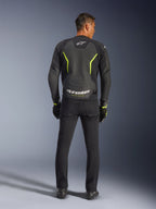 Alpinestars GP Force V2 Air Leren Jas, zwart en fluogeel, achteraanzicht van model dat de sportieve motorjas draagt, voorzien van grote geperforeerde delen, neongele accenten en witte 'alpinestars' branding op de onderrug, gecombineerd met zwarte motoruitrusting