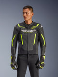 Alpinestars GP Force V2 Air Leren Jas, zwart en neongeel, geperforeerde leren motorjas met beschermende protectoren en neonaccenten, gedragen met bijpassende racehandschoenen en zwarte broek, atletische sportpasvorm met opvallende logo's