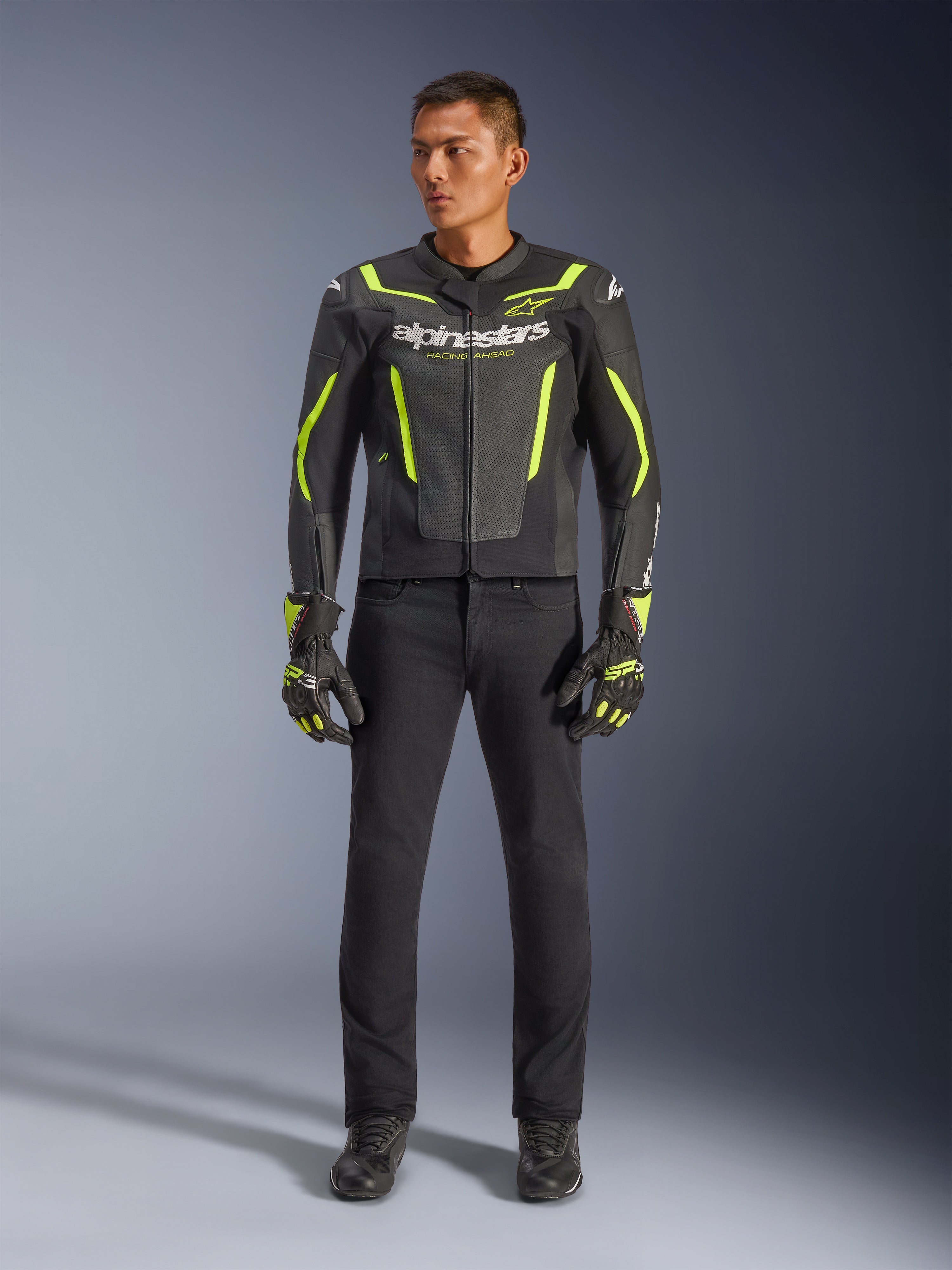 Alpinestars GP Force V2 Air Leren Jas, zwart en geel fluo, geperforeerde leren sportjas met opvallende gele accenten en Alpinestars-logo's, gedragen met een zwarte broek en bijpassende motorhandschoenen
