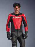 Alpinestars GP Force V2 Air Leather Jacket, rood en zwarte motorjas voor heren, geperforeerde leren constructie met wit Alpinestars-logo, gedragen door een mannelijk model in combinatie met een zwarte motorbroek en handschoenen